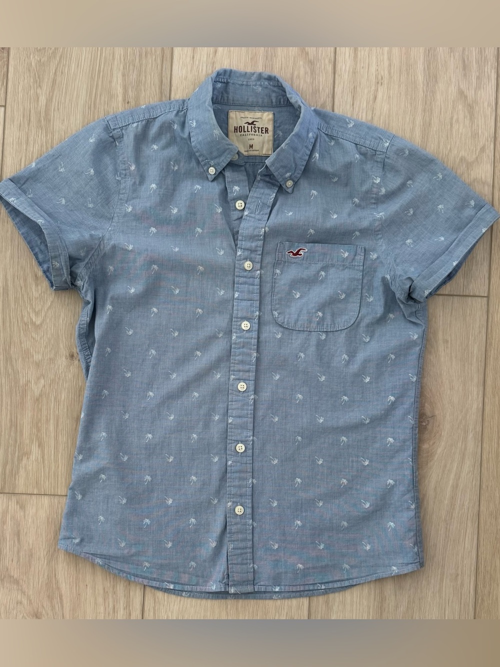 Hollister men’s Medium short sleeve slim fit button down blue palm tree print